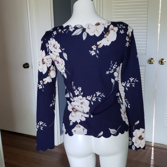 FLASH SALE 4 for $20💖Floral Scallop Edge Top - Picture 7 of 8